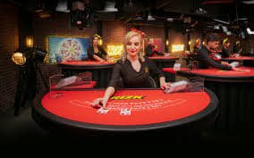 RMM98 တွင် Live Baccarat ကတ်ဂိမ်း ကစားနေသော ပြိုင်ဖက်များ
